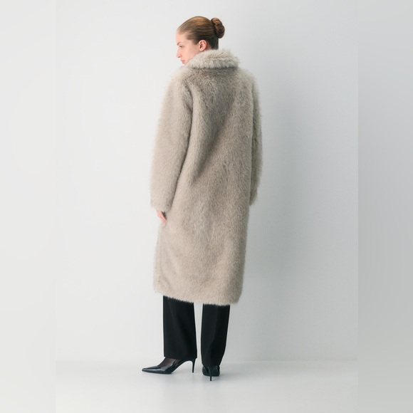 Aritzia Cortina Coat - Arctic Faux Fur - Picture 2 of 9